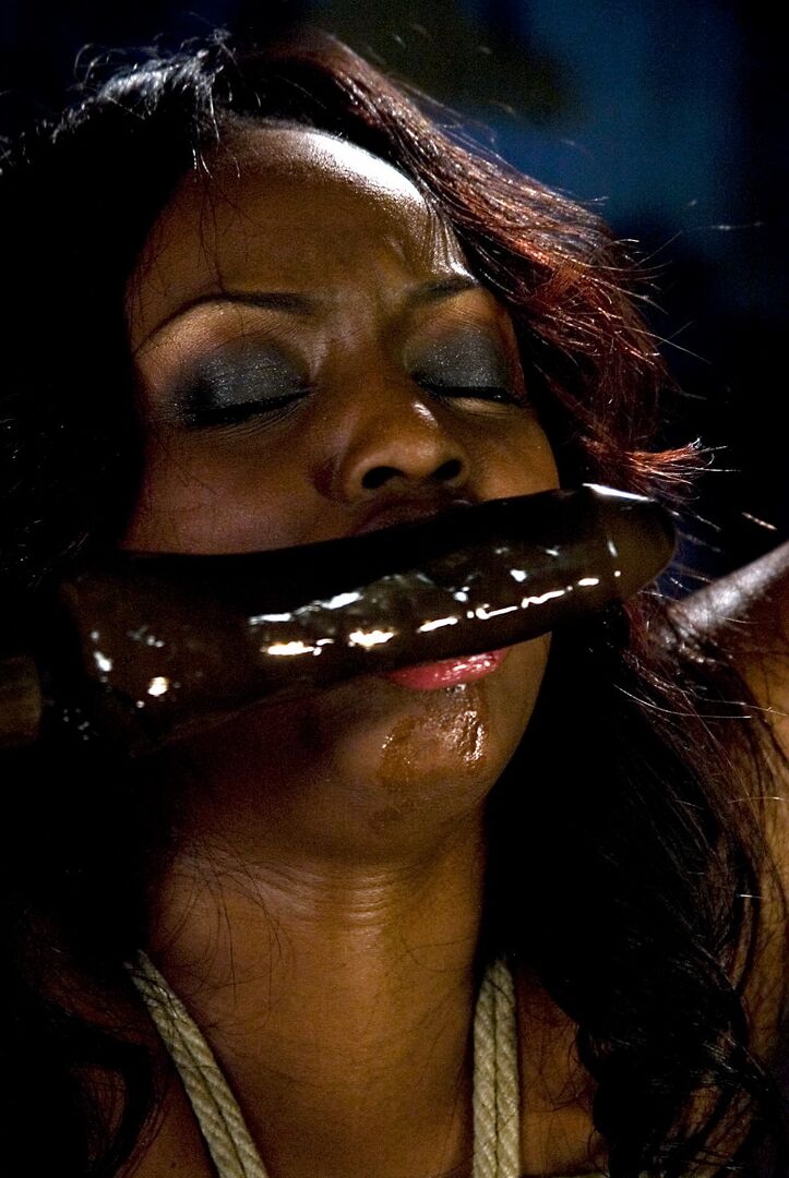 21P A famosa estrela pornográfica de ébano Jada Fire é fodida com um brinquedo enquanto está amarrada