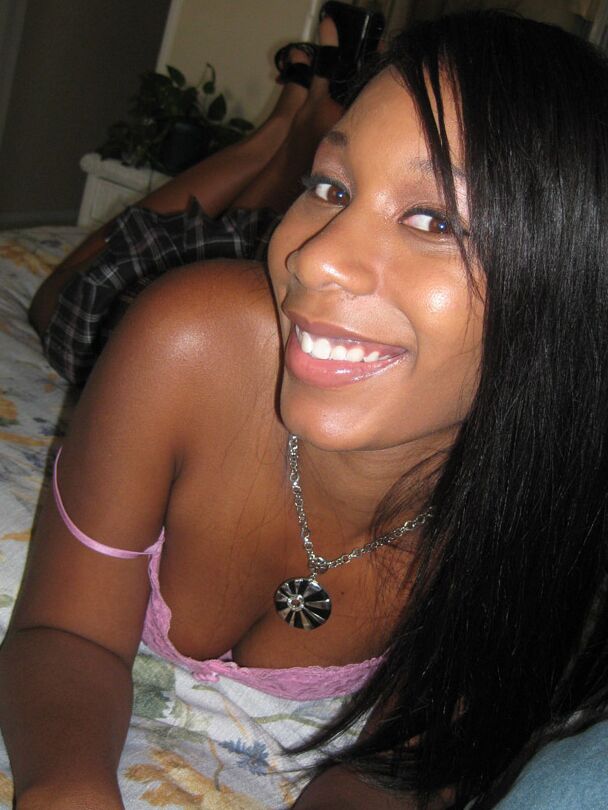 17P La diosa de ébano amateur Rane Revere muestra su coño de chocolate y sus jugosas tetas