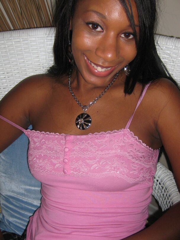 17P La diosa de ébano amateur Rane Revere muestra su coño de chocolate y sus jugosas tetas