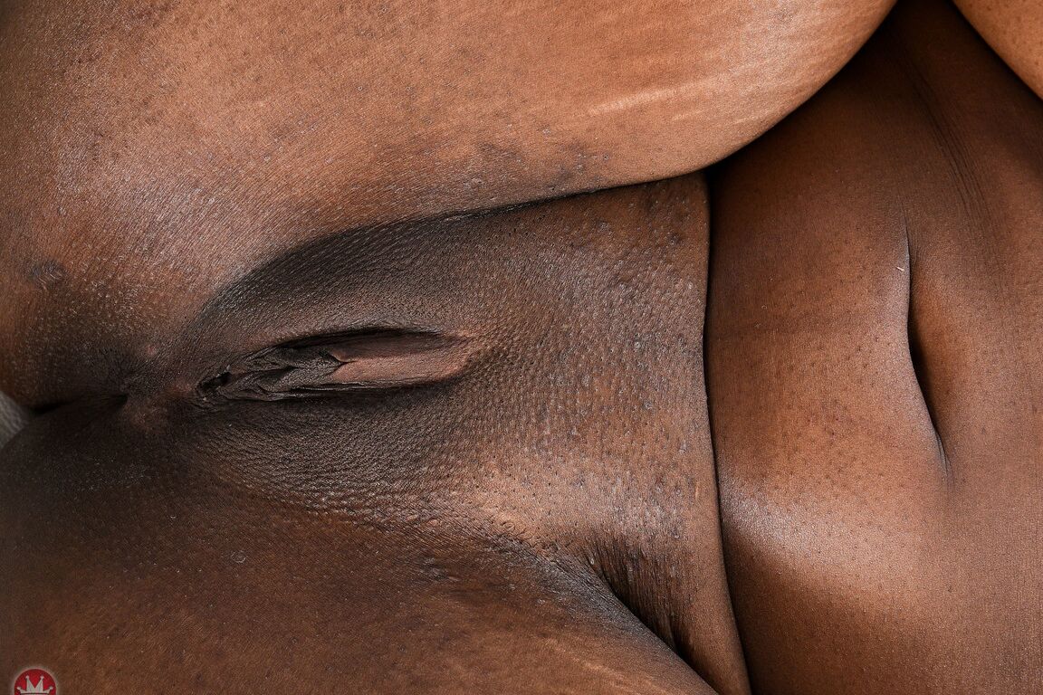 21P La exótica de ébano Daya Knight revela sus grandes pechos y estira su almeja negra