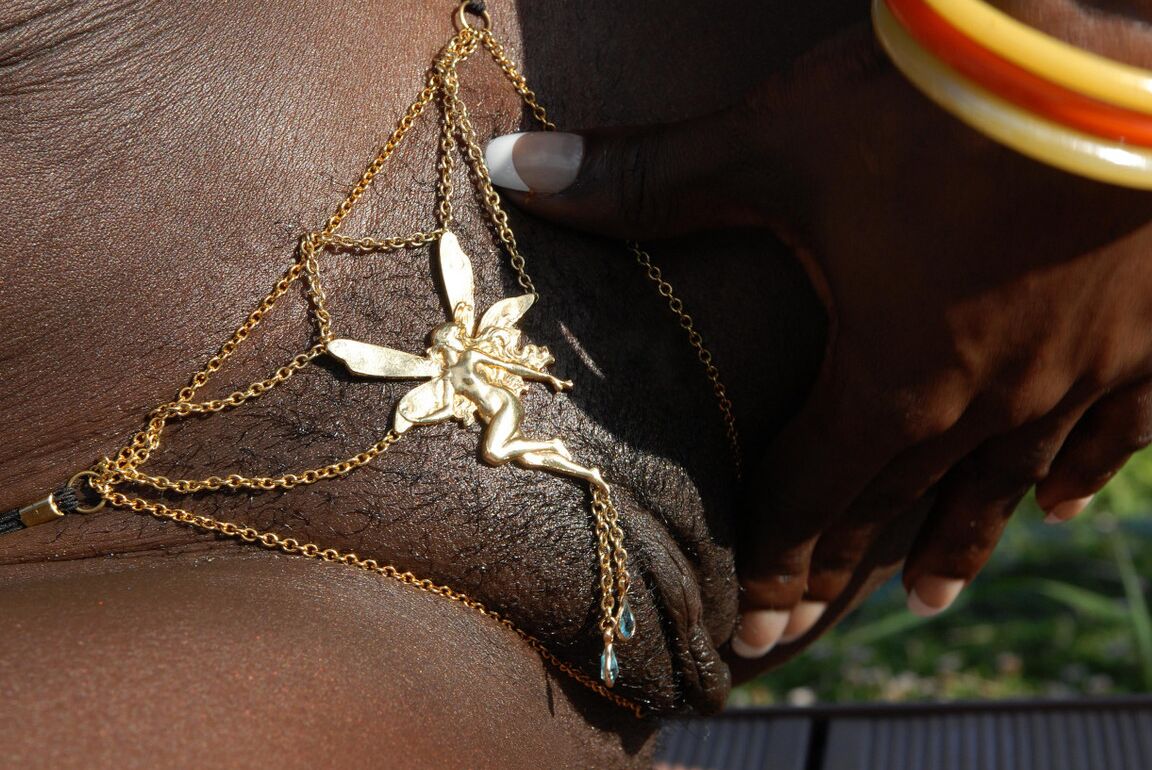 15P Dark chocolate skinned female shows the pink of her twat during closeup action