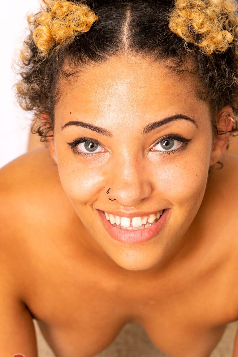 21P Exótica adolescente de ébano Rebel a cuatro patas abriendo sus increíbles nalgas