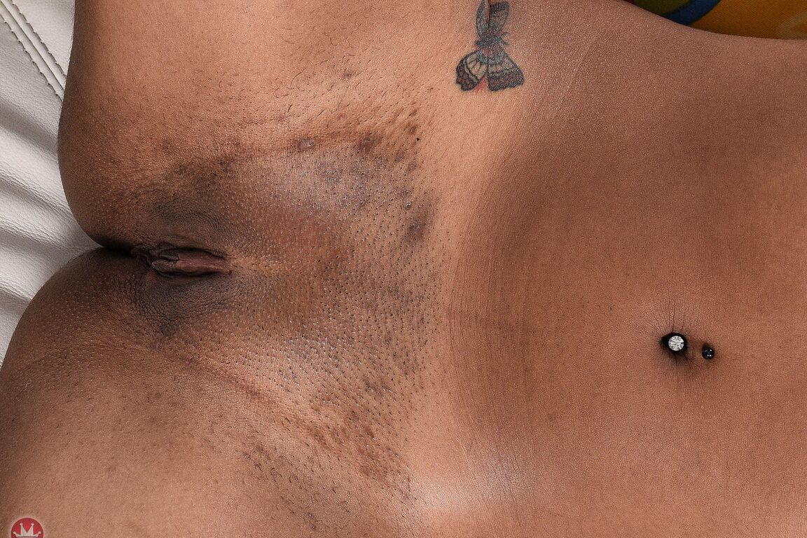21P Zoey Reyes, jeune ébène, expose ses petits seins et ses trous innocents.