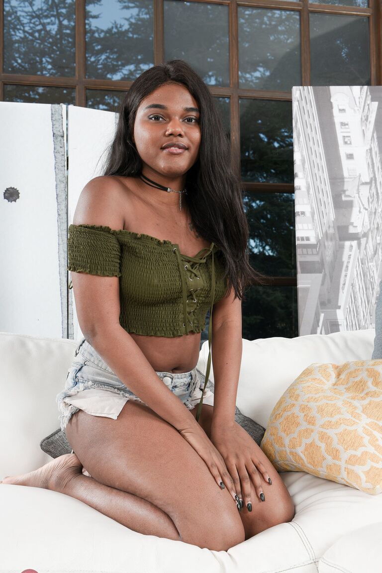 21P A adorável adolescente exótica Yara Skye expõe sua bunda redonda e belos peitos