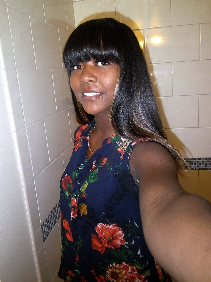 16P Kaci Starks, une jeune ébène de 18 ans, pose nue devant son appareil photo.
