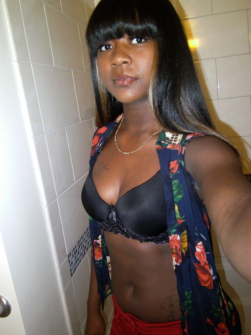16P Kaci Starks, une jeune ébène de 18 ans, pose nue devant son appareil photo.