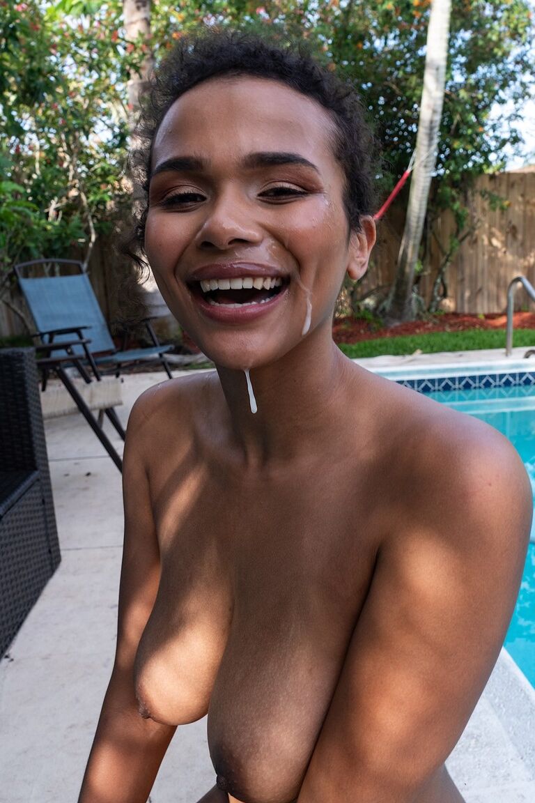 21P Ebony adolescente com peitos grandes Alina Ali é fodida por um cara musculoso à beira da piscina
