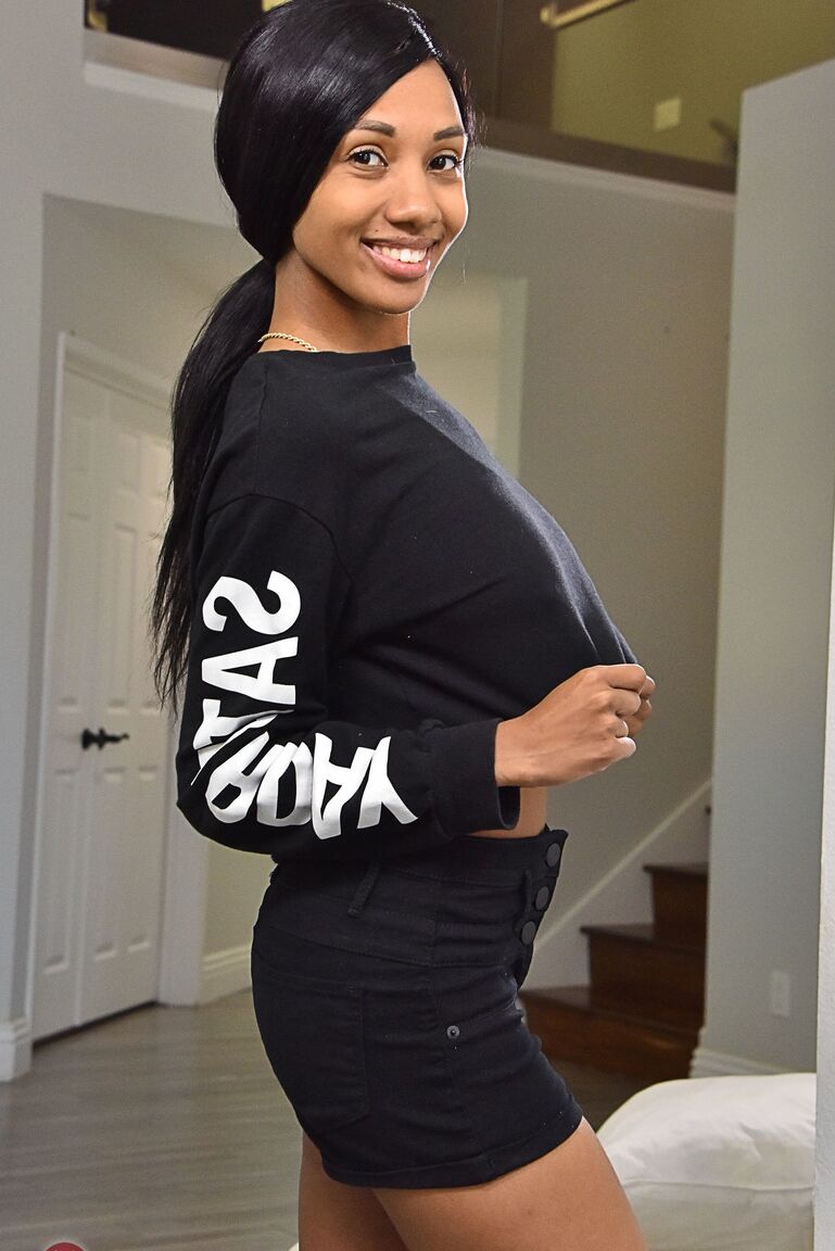 21P Super sexy adolescente de ébano Alexis Avery mostrando sua buceta negra