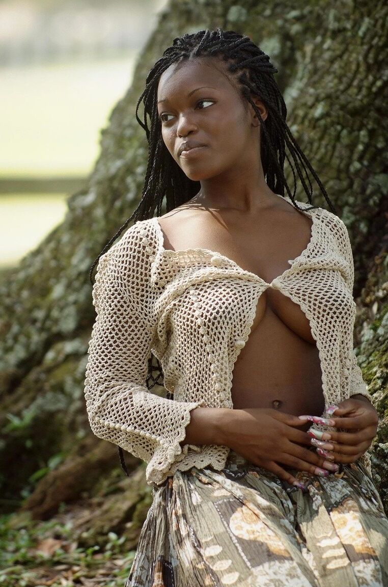 21P Sexy adolescente de ébano Deserea mostra seus grandes peitos naturais ao ar livre