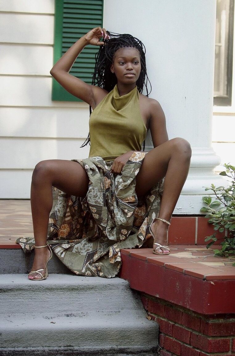 21P Sexy adolescente de ébano Deserea mostra seus grandes peitos naturais ao ar livre