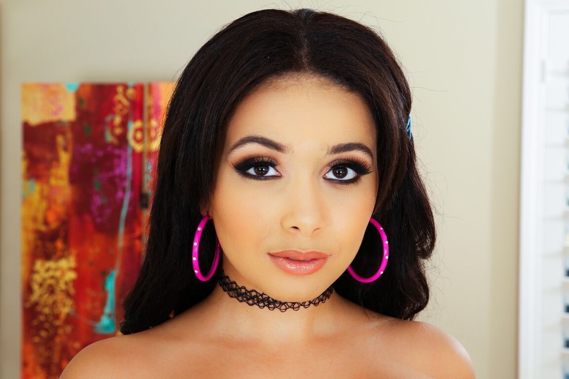 15P La guapa de ébano Aaliyah Hadid luce el ano abierto después de tener sexo con una gran polla