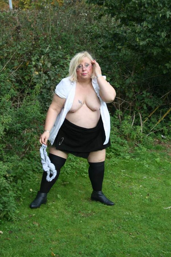 20P La gorda rubia amateur Lexie Cummings expone sus tetas y su coño en un parque