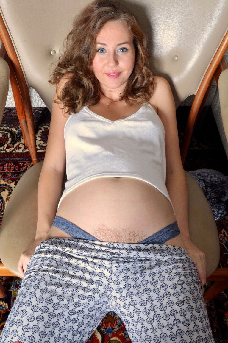 17P La femme enceinte Aali Rousseau montre sa chatte et son cul poilus