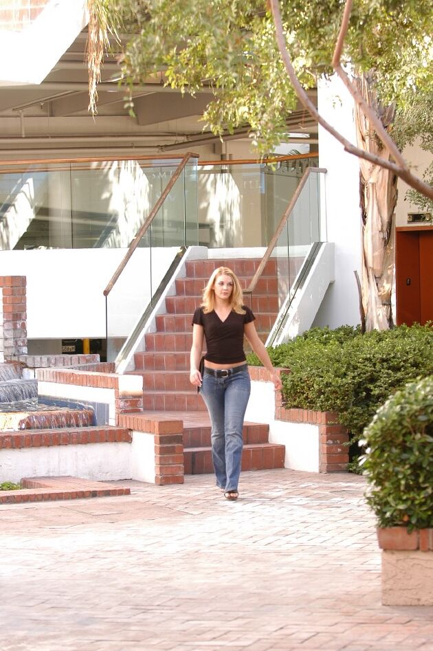 21P A amadora excêntrica Brianna tira a calça jeans e mostra a bunda e a vulva