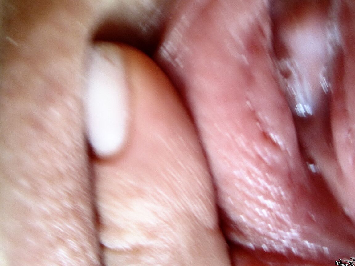 20P Geiles Babe mit großen Titten und geschwollenen Nippeln Kayden Kross zeigt ihre Fotze aus nächster Nähe
