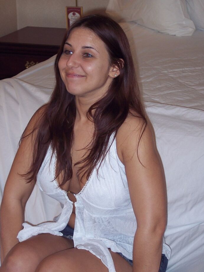 20P La amateur Lexxxi hace alarde de su jugoso culo en una cama con tacones durante su debut