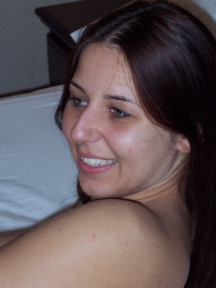 20P La amateur Lexxxi hace alarde de su jugoso culo en una cama con tacones durante su debut