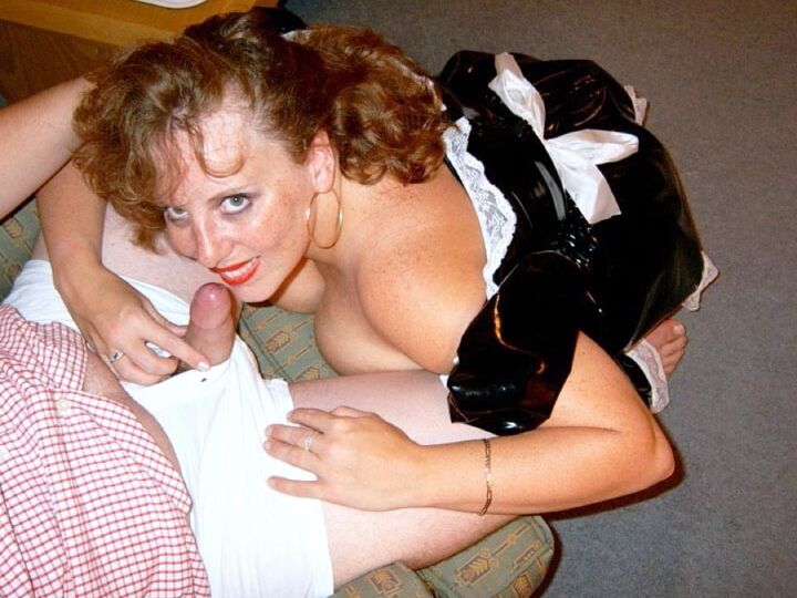 20P A empregada ruiva do Reino Unido, Curvy Claire, troca sexo oral com um homem depois de servir chá para ele