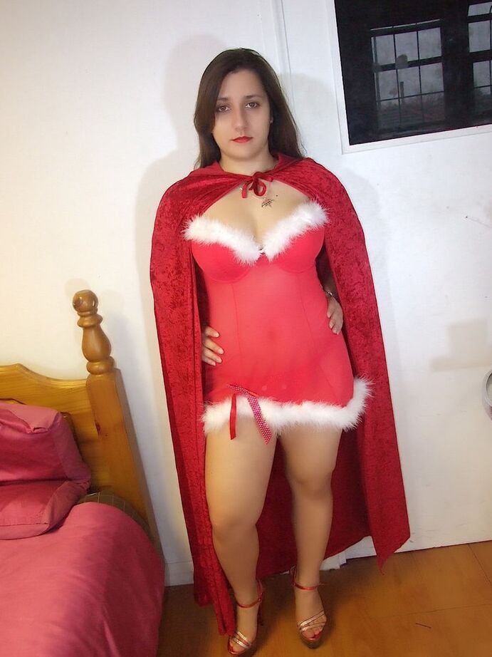 20P Morena amadora Kimberly Scott expõe sua calcinha upskirt em lingerie de Natal