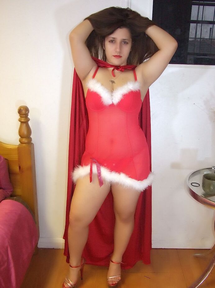 20P Morena amadora Kimberly Scott expõe sua calcinha upskirt em lingerie de Natal