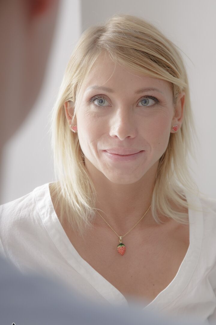 21P Blondes Babe mit kleinen Titten Vera genießt eine Massage vor dem Hardcore-Sex