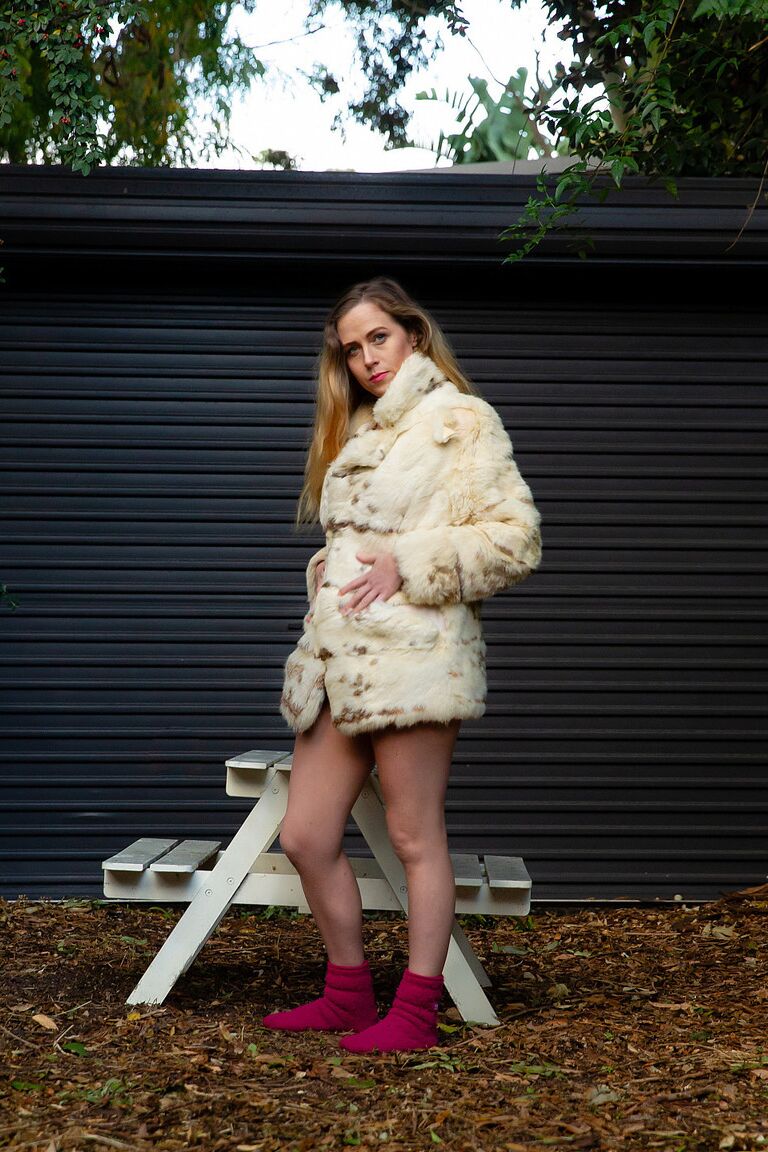 21P Tall amateur American grabs her big butt cheeks while posing in a fur coat