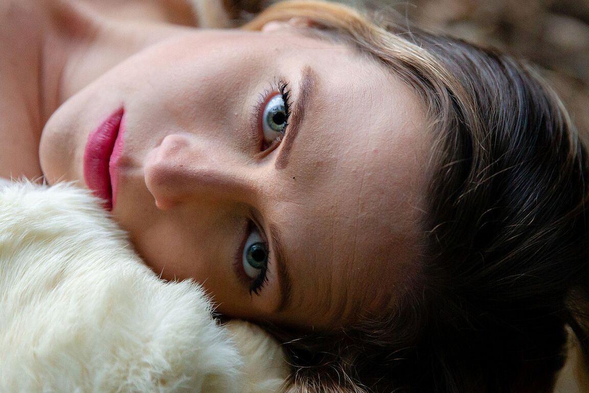 21P Tall amateur American grabs her big butt cheeks while posing in a fur coat