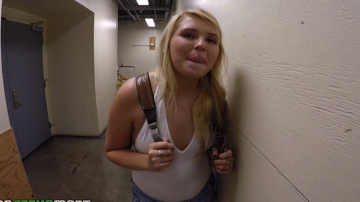 20P Rubia habladora Melissa May recogida en la calle de Los Ángeles y follada