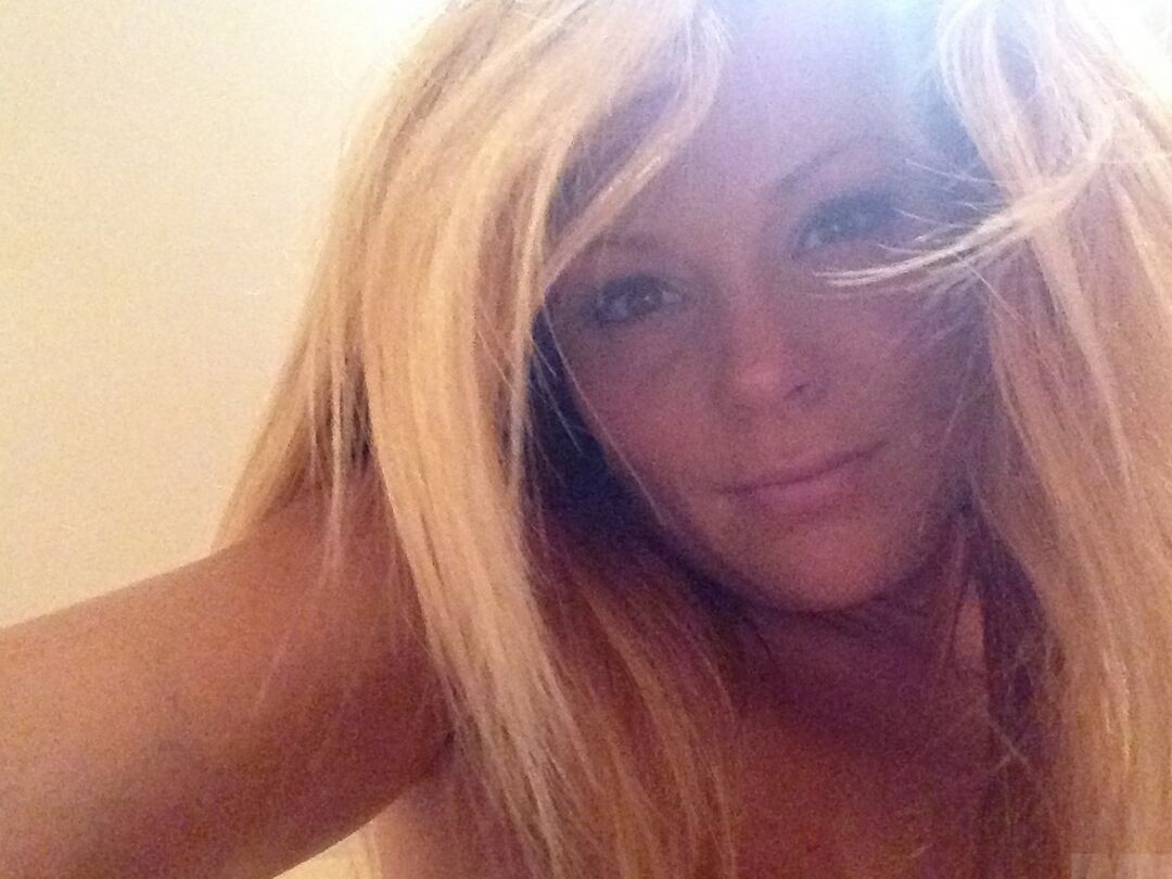 15P Die blonde Amateurin Meet Madden lässt während der SFW-Action eine Hand in ihr Höschen gleiten