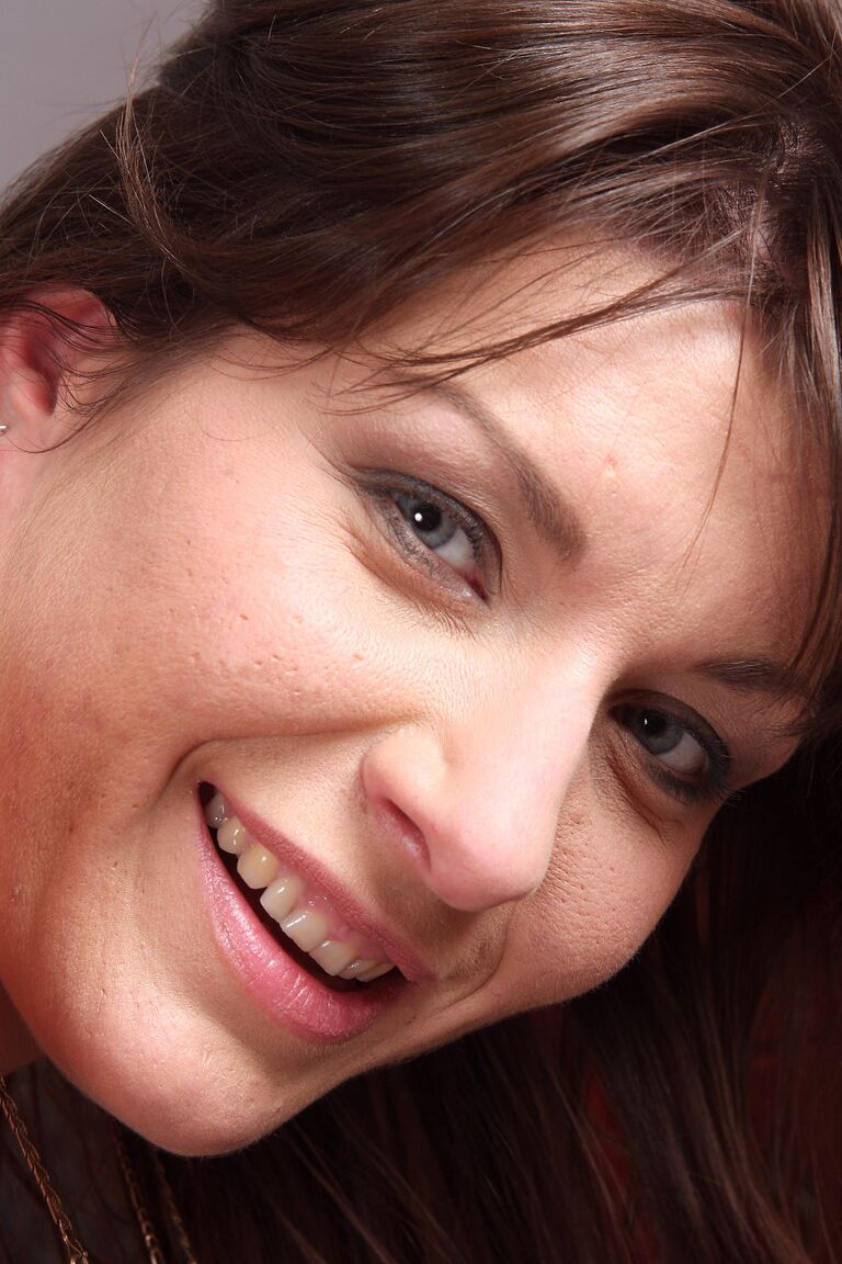 21P MILF brune aux yeux lubriques Sophia M dévoile elle-même ses gros seins et ses jouets