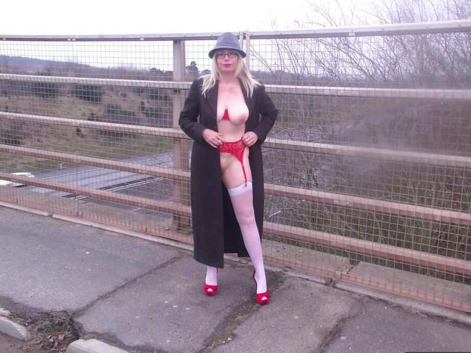 20P A amadora mais velha Barby Slut se expõe enquanto atravessa uma passarela