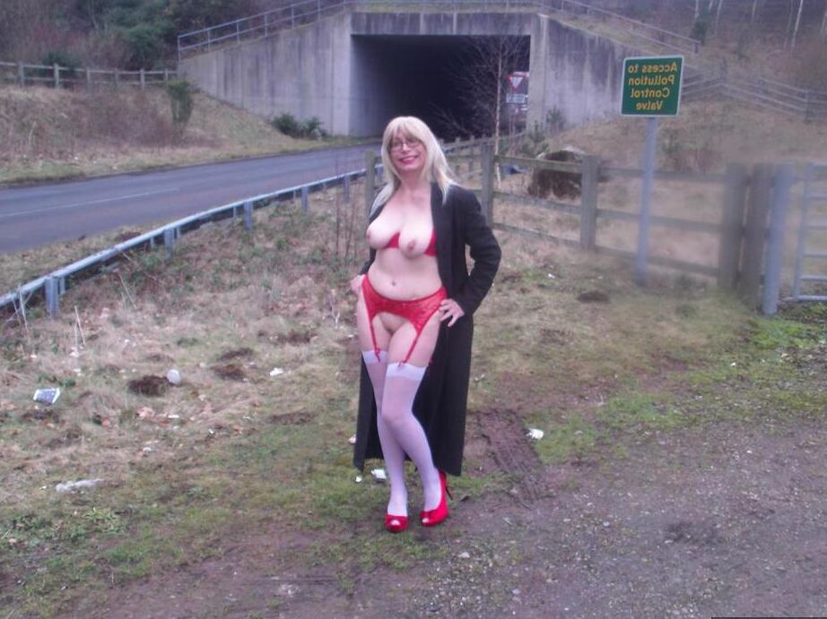20P A amadora mais velha Barby Slut se expõe enquanto atravessa uma passarela