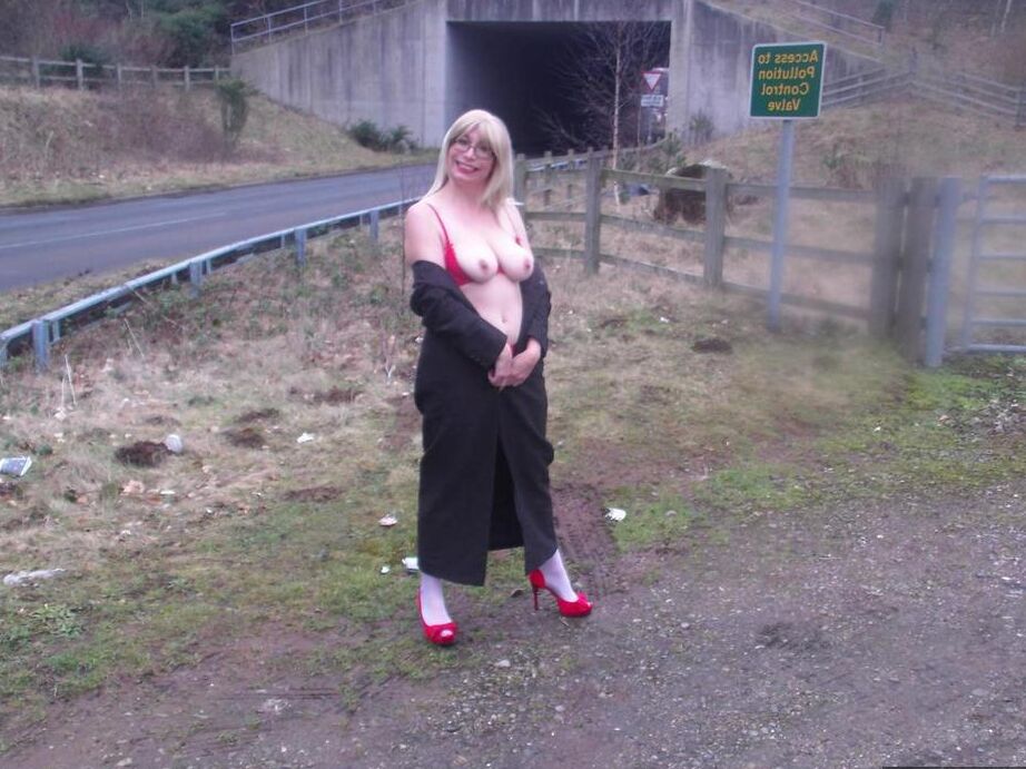 20P A amadora mais velha Barby Slut se expõe enquanto atravessa uma passarela