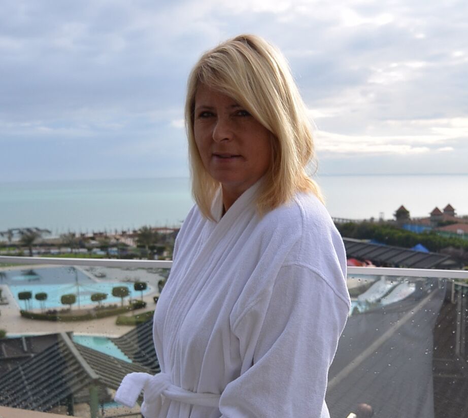 18P Rubia amateur desnuda Chrissy muestra sus tetas en un balcón antes de bañarse