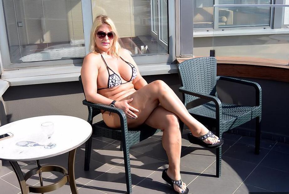 18P Rubia amateur desnuda Chrissy muestra sus tetas en un balcón antes de bañarse