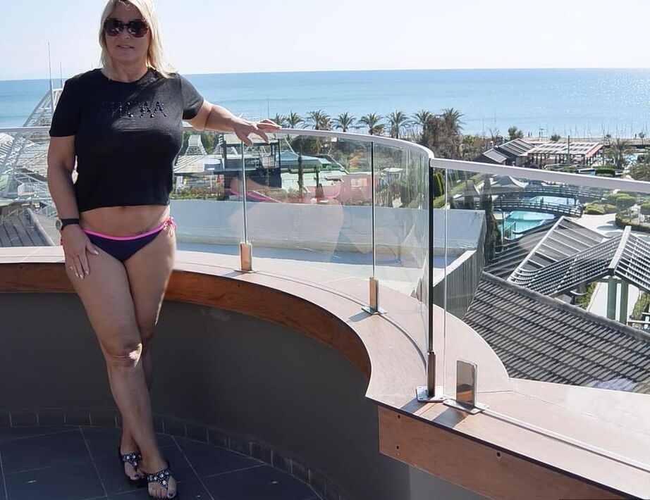 18P Rubia amateur desnuda Chrissy muestra sus tetas en un balcón antes de bañarse