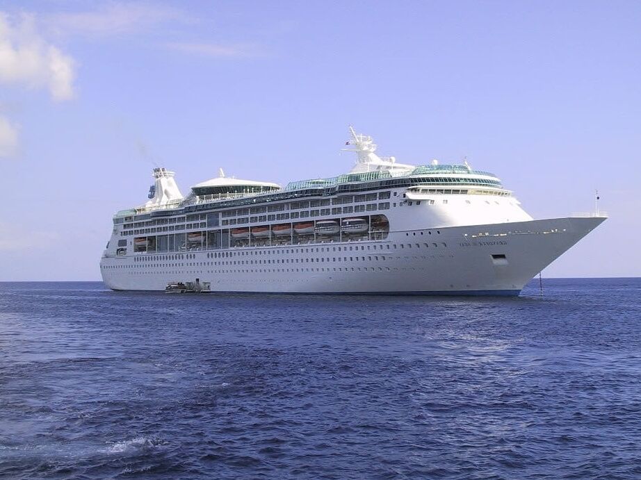 20P Slender amateur MILF with an awesome ass Lori Anderson poses on a cruise ship