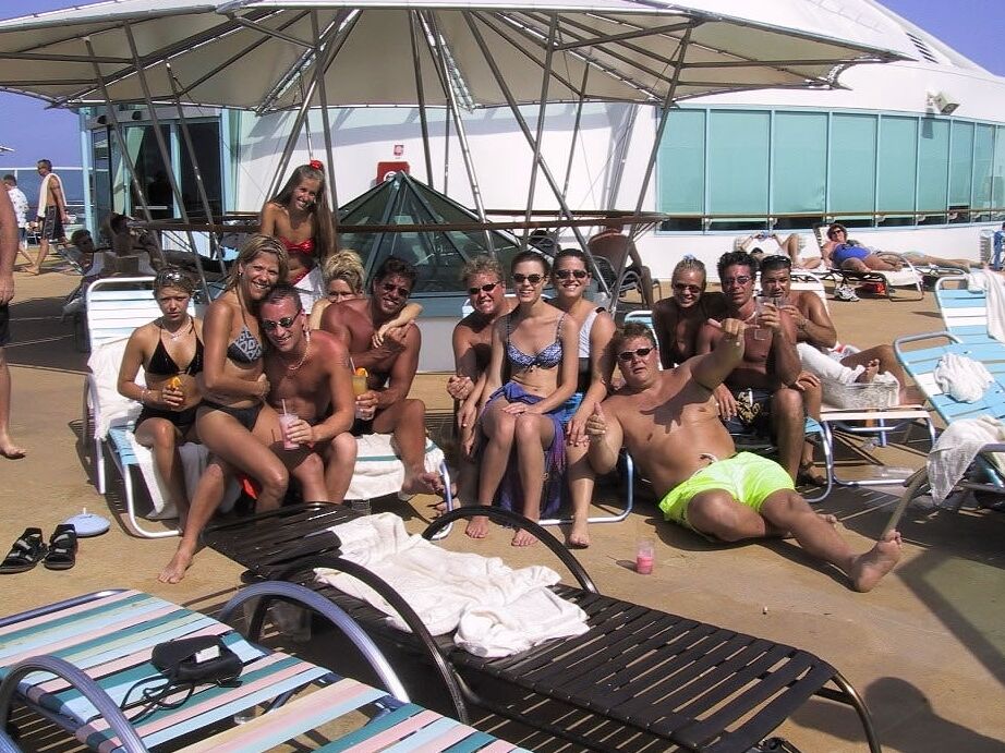 20P Slender amateur MILF with an awesome ass Lori Anderson poses on a cruise ship