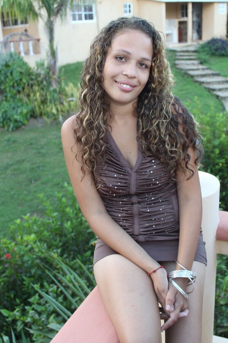 15P Latina amateur Tasha se desnuda totalmente antes de chupar un pene negro
