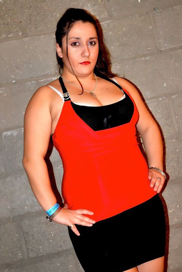 20P L'amatrice brune Kimberly Scott twerche son gros cul tout en retirant sa lingerie chaude