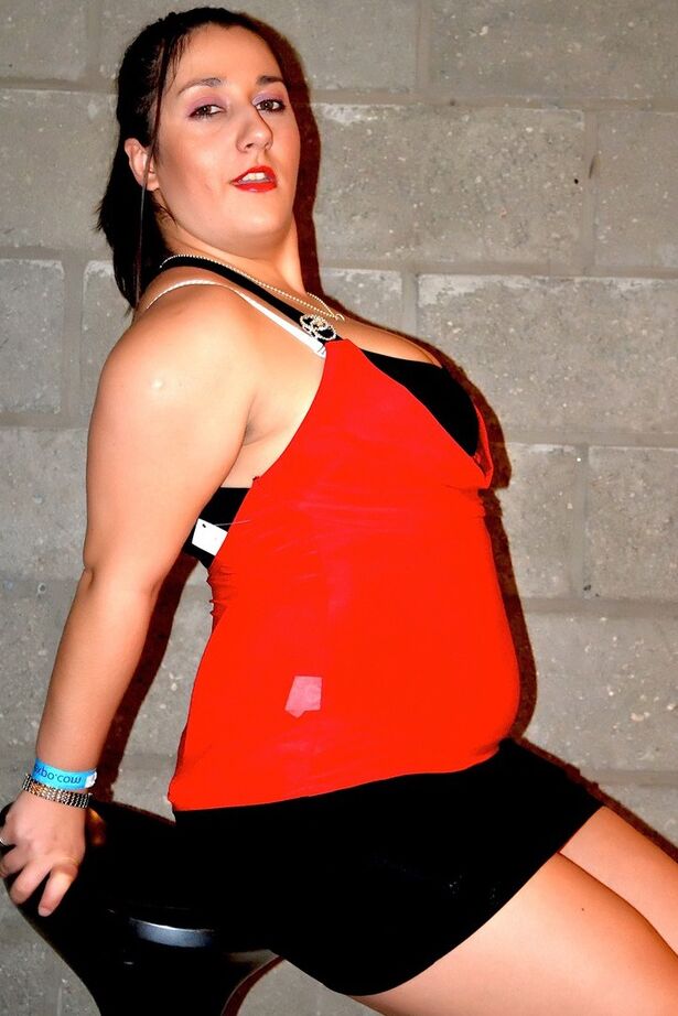 20P L'amatrice brune Kimberly Scott twerche son gros cul tout en retirant sa lingerie chaude