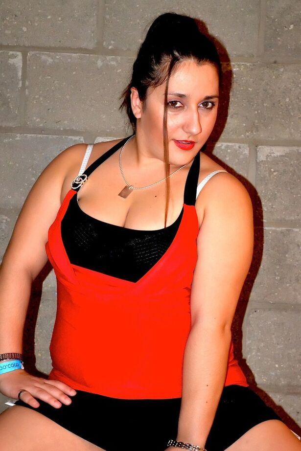20P L'amatrice brune Kimberly Scott twerche son gros cul tout en retirant sa lingerie chaude
