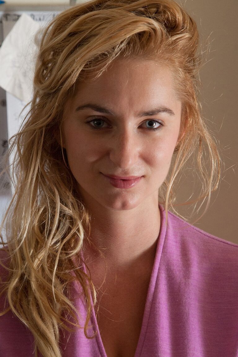 11P Amadora loira gata Cassie Becker exibindo seus peitos grandes
