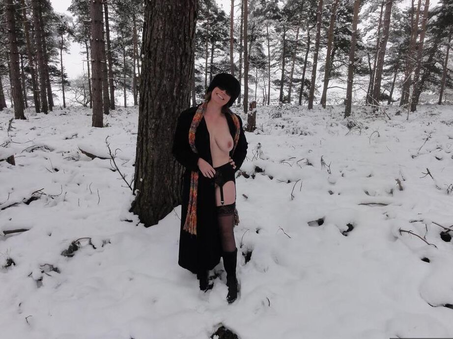 20P Barby Slut, amatrice plus âgée, s'expose sur un sol enneigé