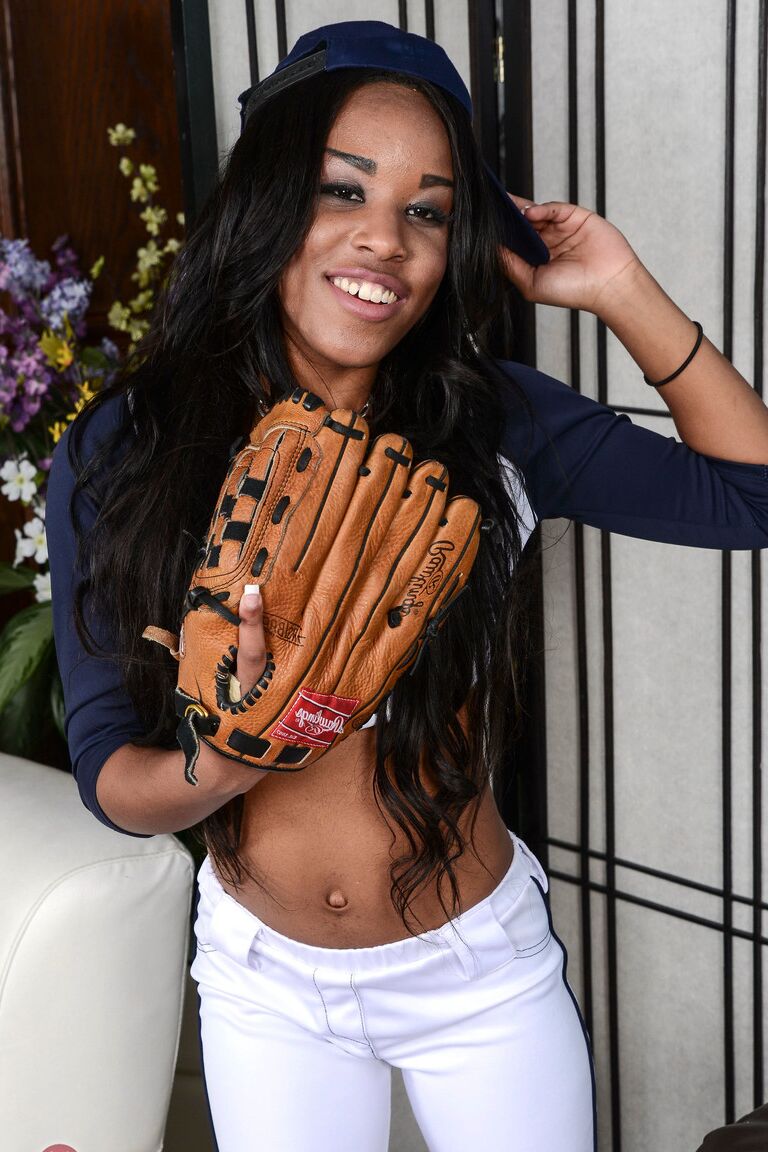21P A exótica beleza de ébano Ashley Pink espalhando sua convidativa buceta raspada
