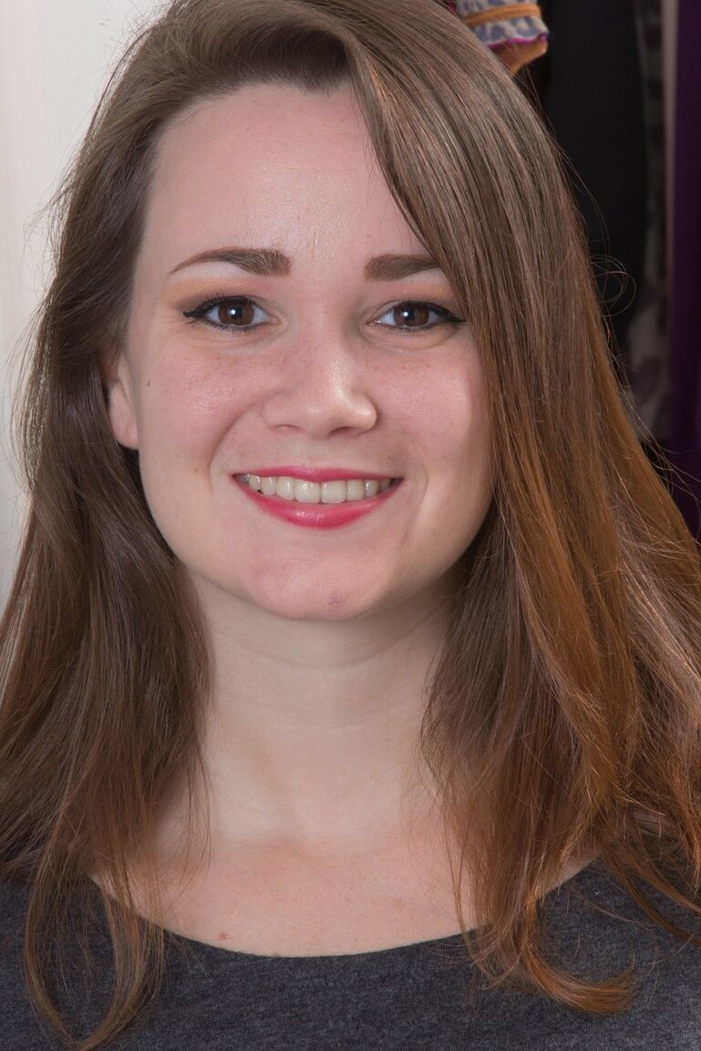 16P Amadora Kelly Morgan exibe castor nu dentro de seu closet