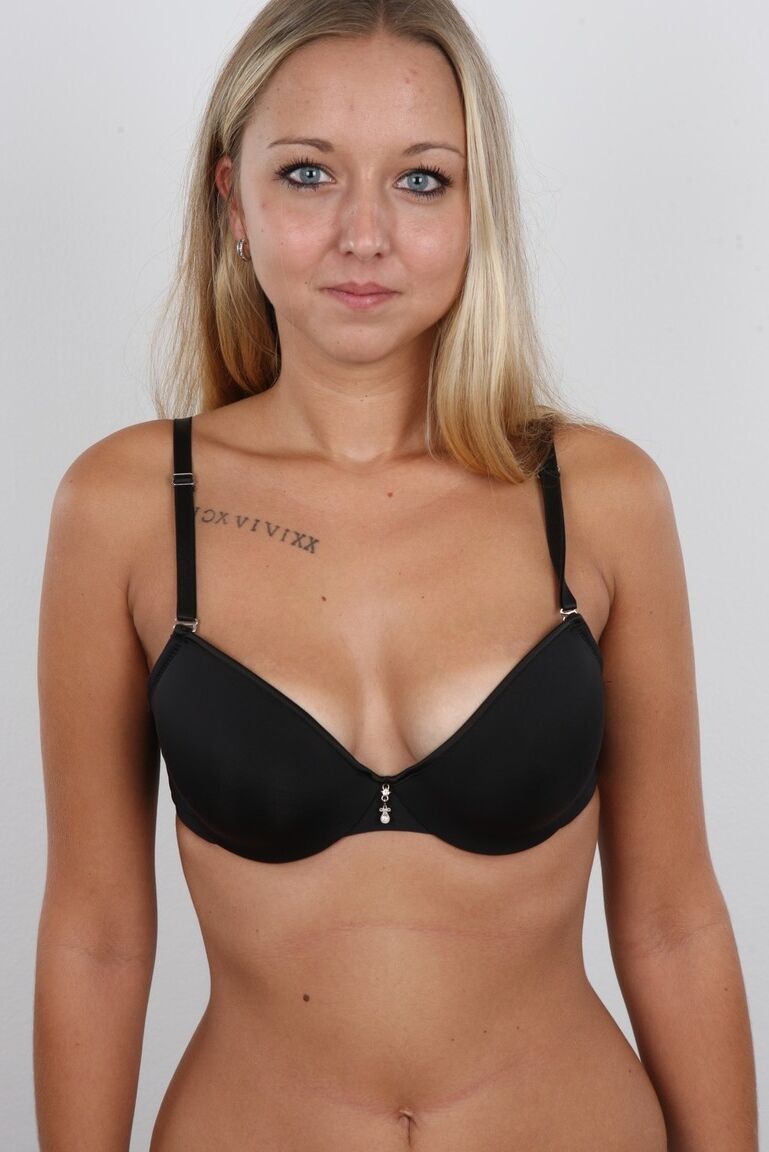 20P La joven y sexy Tereza muestra sus tetas desnudas y su carita sonriente en su primera sesión porno