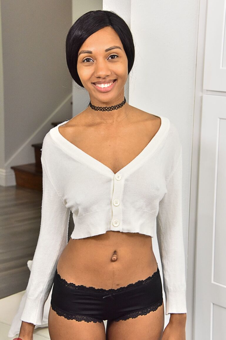 21P Petite ébano Alexis Avery expõe seus naturais e beliscões marrons em um solo