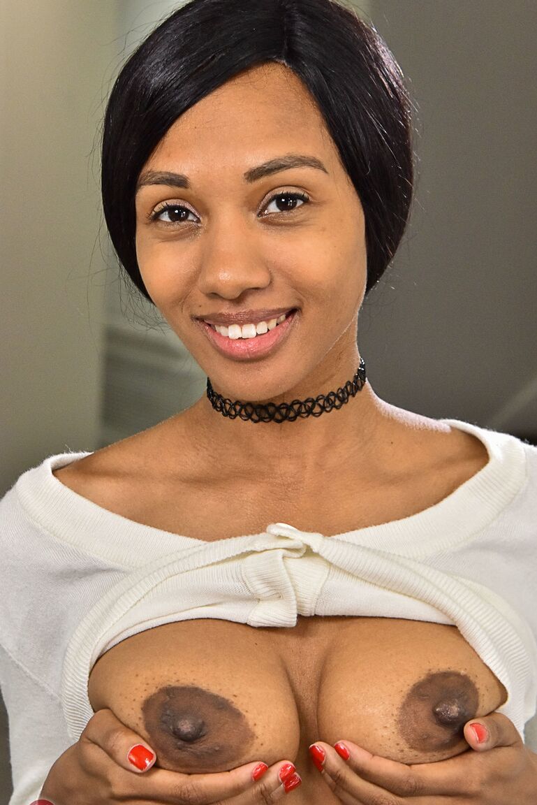 21P Petite ébano Alexis Avery expõe seus naturais e beliscões marrons em um solo