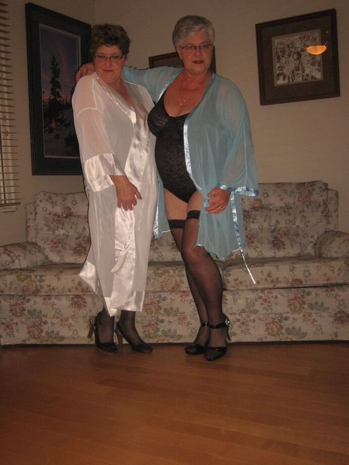 20P Vovó com sobrepeso Girdle Goddess e sua amiga participam de sexo lésbico com strapon